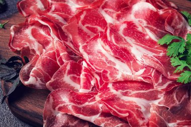 Dilimlenmiş jambon, prosciutto, İtalyan yemeği, lezzet, parma jambonu, üst manzara, insan yok.,
