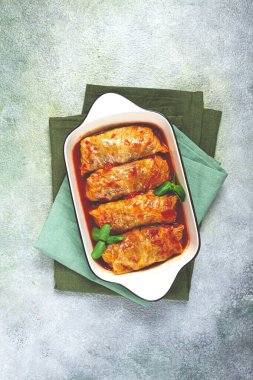 Doldurulmuş lahana ruloları, kıymalı et, domates sosu, üst manzara, insanlar olmadan, spot ışıkları altında..