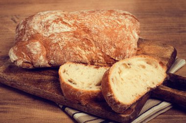 Kesme tahtasında dilimlenmiş ciabatta, İtalyan ekmeği, yakın plan, İtalyan mutfağı, kahvaltı, insan yok.,