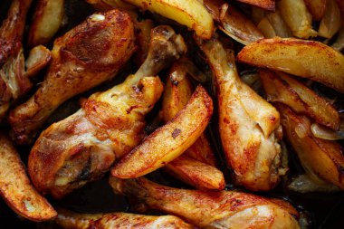 Patates dilimli kızarmış tavuk budu, fırında pişirilmiş, baharatlı, ev yapımı, insan yok.,