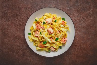Tagliatelle makarnası, krema soslu, somonlu, ev yapımı, insan yok.,