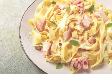 Tagliatelle makarnası, krema soslu, somonlu, ev yapımı, insan yok.,
