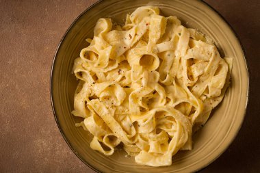 Fetuçin, tagliatelle, kremalı sarımsak sosu, İtalyan geleneksel mutfağı, makarna.,