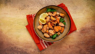 Midye yok, kabuk yok, haşlanmış midye, kabuk soyulmuş, limon ve maydanozlu, Şili midyesi, üst manzara, insan yok.,