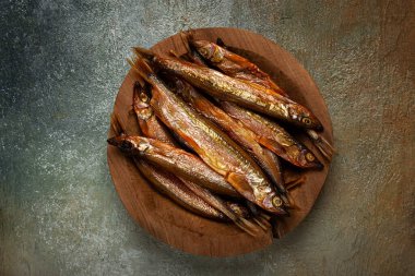 Soğuk füme capelin, ahşap bir kasede, üst manzara, insan yok.,