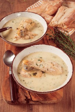 Chikhirtma tavuk çorbası, Gürcistan yemeği, lavaş, üst manzara, insan yok.,