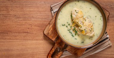 Chikhirtma tavuk çorbası, Gürcistan yemeği, lavaş, üst manzara, insan yok.,