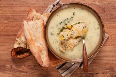 Chikhirtma tavuk çorbası, Gürcistan yemeği, lavaş, üst manzara, insan yok.,