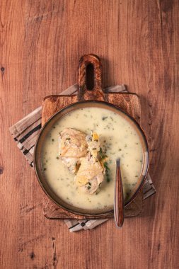 Chikhirtma tavuk çorbası, Gürcistan yemeği, lavaş, üst manzara, insan yok.,