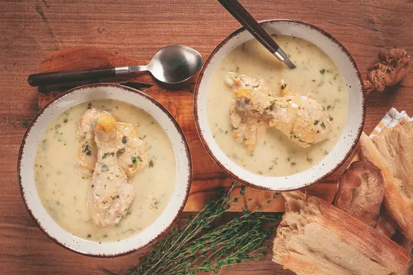 Chikhirtma tavuk çorbası, Gürcistan yemeği, lavaş, üst manzara, insan yok.,