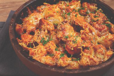 Patates ve peynirli fırında balık, graten, ev yapımı, insan yok.,