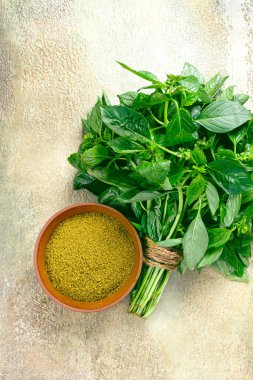 yeşil fesleğen, seramik bir kasede, bir buket taze yeşil fesleğen, masanın üstünde, üst manzara, insan yok.,