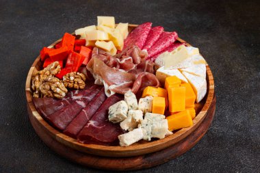 Bir tabak peynirli et kesimi, üst manzara, insan yok.,