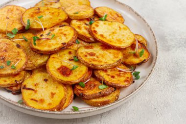 Patates dilimleri, parmesan peyniri ve baharatla fırında kızartılmış, ev yapımı, insan yok.,