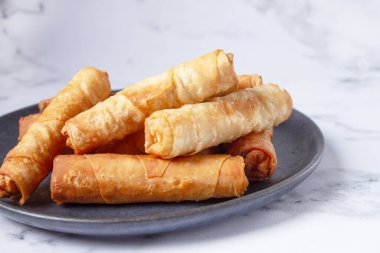 Peynirli kızarmış börek, krema soslu, insan yok.,