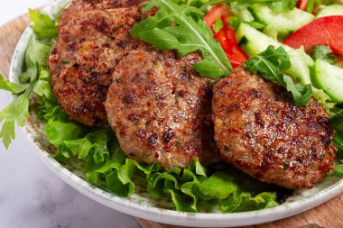 Kızarmış pirzola, kıyma, sebze salatası, ev yapımı, üst manzara, insan yok.,