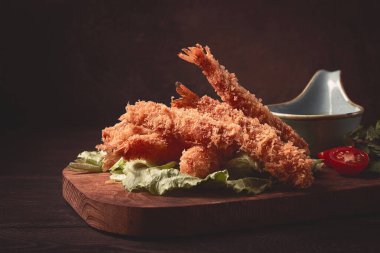 Kızarmış karides, tempura, soya sosu, yakın plan.,