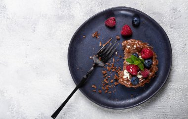 Yarısı yenmiş çikolatalı tart, içinde süzme peynir ve böğürtlen, kahvaltı, ev yapımı, insan yok.,