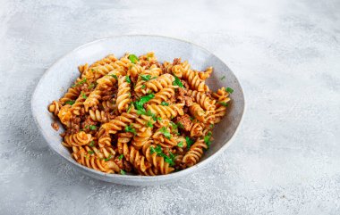 Donanmada makarna, kıymalı makarna, gri arka plan, ev yapımı, fusilli makarna, insan yok.,
