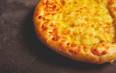 Megrelian 'da khachapuri, geleneksel bir Gürcü yemeği, peynirli düz ekmek, üst manzara, insan yok.,