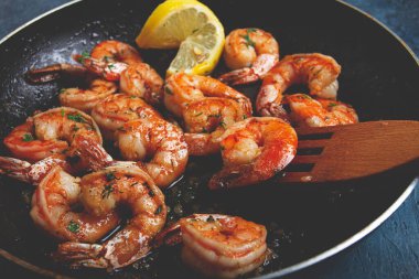 Kızarmış kaplan karidesi, jumbo, sarımsak soslu, tereyağlı, otlu, kızartma tavalı, ev yapımı, insan yok.,