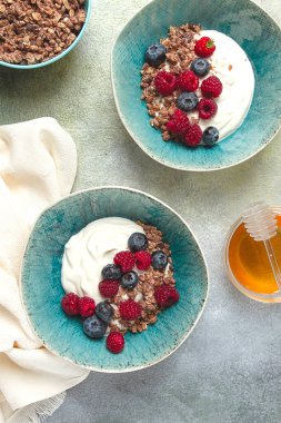 Kahvaltı, iki kase yoğurt, böğürtlenli müsli, ve bal, ev yapımı, insan yok.,