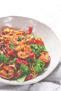 udon eriştesi, sebzeli ve taze otlu karides, çubuklu bir kâse, hafif arka plan, ev yapımı, insan yok.,