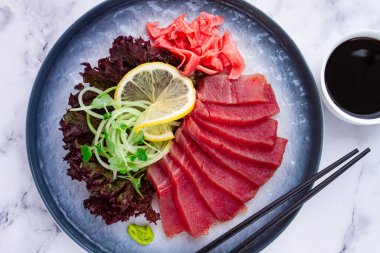 Ton balıklı sashimi, garnitürlü, mermer bir masada, ev yapımı, insan yok.,