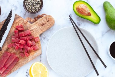 Mermer tezgahta malzemeli taze ton balığı pişirmek suşi ve ton balıklı tartar yapmak için malzemeler.