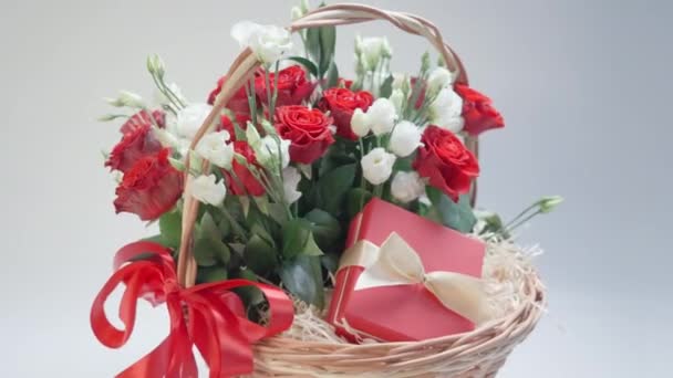 Kytice Červených Bílých Květin Dárkem Košíku Otáčí Bílém Pozadí — Stock video