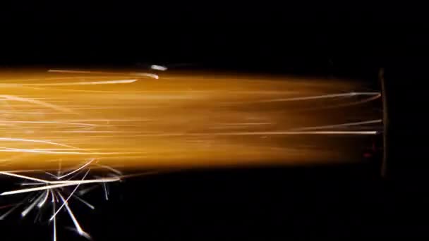 从火箭或喷气式发动机尾气中喷出的火花 在黑暗的背景上发射火花 粒子效应 — 图库视频影像