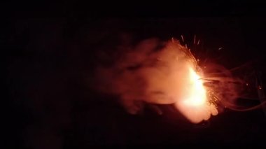 Siyah arka planda dinamit fitili yanıyor. Yavaş Hareket Videosunu Kapat