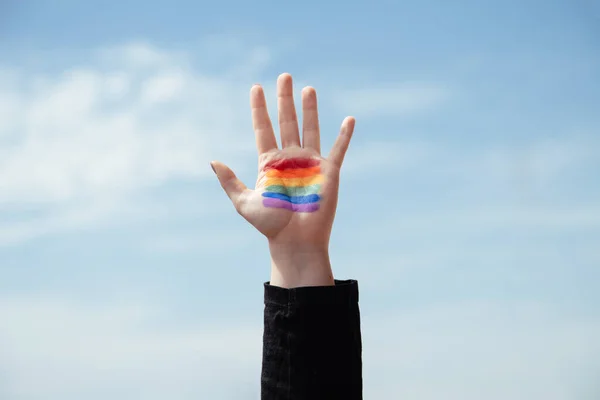 Mädchen Mit Erhobener Hand Hat Die Farben Der Regenbogenfahne Auf — Stockfoto