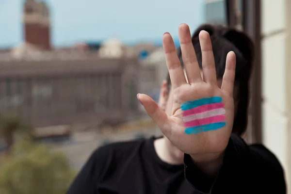Mädchen Mit Erhobener Hand Hat Die Farben Der Trans Flagge — Stockfoto