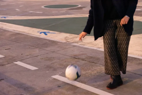 Kafkasyalı Bir Kadın Sokakta Futbol Topuyla Oynuyor — Stok fotoğraf
