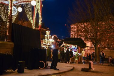 Lugo, İspanya, 10 Aralık 2022: Başkentteki Noel etkinlikleri sırasında İspanya 'nın Lugo şehrinde palyaço gösterisi