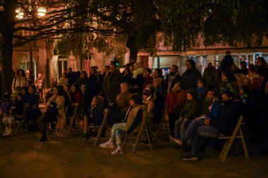 Lugo, İspanya, 10 Aralık 2022: Başkentteki Noel etkinlikleri sırasında İspanya 'nın Lugo şehrinde palyaço gösterisi