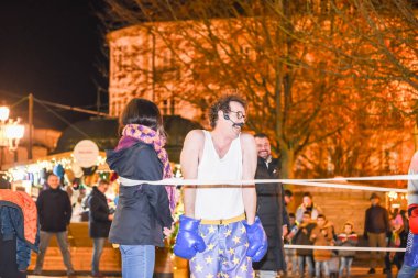 Lugo, İspanya, 10 Aralık 2022: Başkentteki Noel etkinlikleri sırasında İspanya 'nın Lugo şehrinde palyaço gösterisi