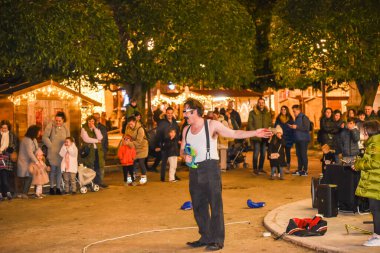 Lugo, İspanya, 10 Aralık 2022: Başkentteki Noel etkinlikleri sırasında İspanya 'nın Lugo şehrinde palyaço gösterisi