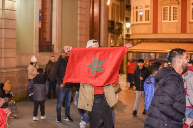 Fas halkı, İspanya 'nın her yerindeki Dünya Kupası zaferini kutluyor. Lugo' nun ana meydanında Fas 'ın sonuçlarını kutlayan bir kalabalık var.