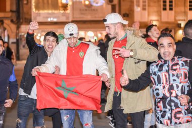 Fas halkı, İspanya 'nın her yerindeki Dünya Kupası zaferini kutluyor. Lugo' nun ana meydanında Fas 'ın sonuçlarını kutlayan bir kalabalık var.