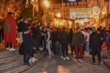 Fas halkı, İspanya 'nın her yerindeki Dünya Kupası zaferini kutluyor. Lugo' nun ana meydanında Fas 'ın sonuçlarını kutlayan bir kalabalık var.