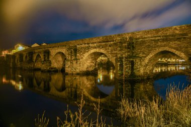 İspanya 'daki Minho nehrinin üzerindeki Lugo Köprüsü' nün gece manzarası.