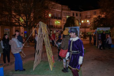 Lugo, İspanya. 9 Aralık 2022: Çocuk ve yetişkinler için geleneksel oyunlarla parktaki etkinlikler ve noel pazarı