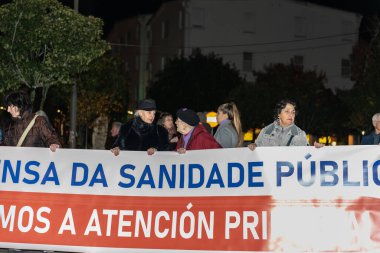 Santiago de Compostela, İspanya, 30 Kasım 2022: Okuma bildirimi ve imzalı mektupla halk sağlığı hizmetlerini savunmak için Santiago de Compostela Kızıl Meydanı 'nda protesto