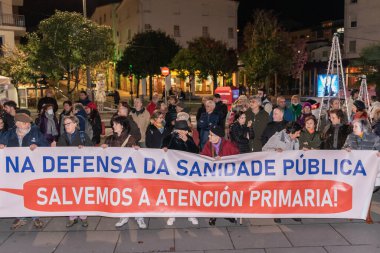 Santiago de Compostela, İspanya, 30 Kasım 2022: Okuma bildirimi ve imzalı mektupla halk sağlığı hizmetlerini savunmak için Santiago de Compostela Kızıl Meydanı 'nda protesto