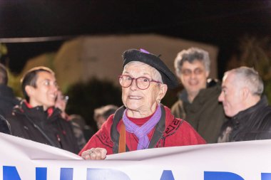 Santiago de Compostela, İspanya, 30 Kasım 2022: Okuma bildirimi ve imzalı mektupla halk sağlığı hizmetlerini savunmak için Santiago de Compostela Kızıl Meydanı 'nda protesto