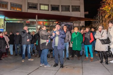 Santiago de Compostela, İspanya, 30 Kasım 2022: Okuma bildirimi ve imzalı mektupla halk sağlığı hizmetlerini savunmak için Santiago de Compostela Kızıl Meydanı 'nda protesto