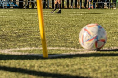 Stok imajı futbolu. odaklanmış resim, yapay çimenler üzerinde hareket oyunu