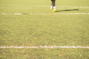Stok imajı futbolu. odaklanmış resim, yapay çimenler üzerinde hareket oyunu
